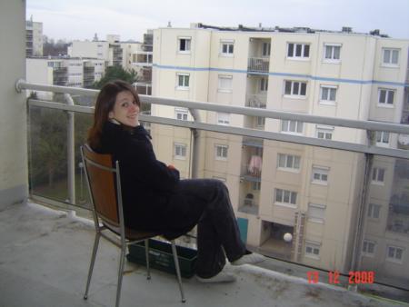 ASSISE SUR LE BALCON